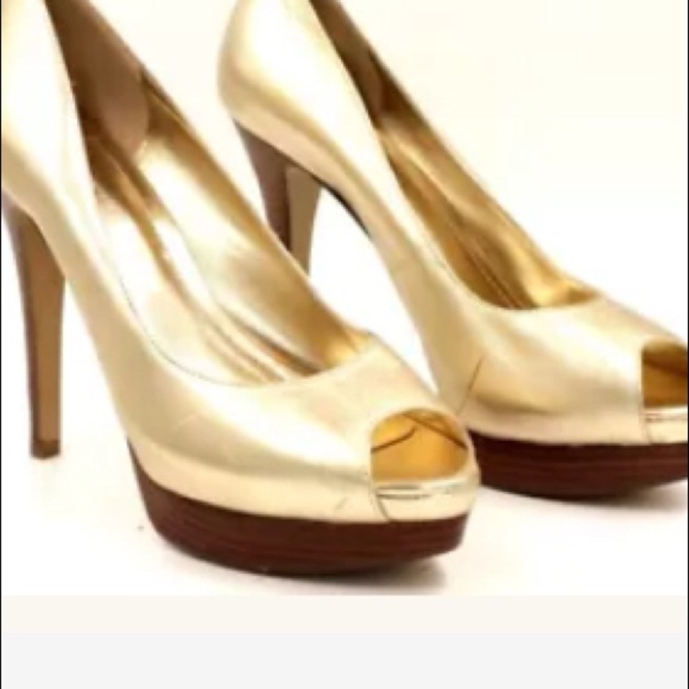 BCBG shoe size 8.5 gold super sharp!!